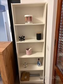 Mobile bianco con scaffali