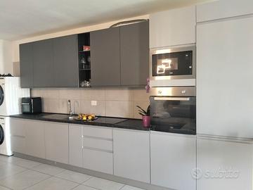 CUCINA E TAVOLO PRATICAMENTE NUOVI