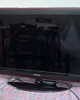 TV Samsung 40” Full HD + decoder DVB-T2 installato
