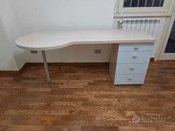 Scrivania con cassettiera 