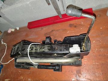 Cric con cacciavite e chiave