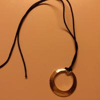 Ciondolo argentato diametro 4 cm con collana