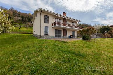 Villa di 240 m² con più di 5 locali e box auto dop