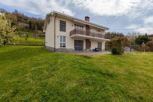 Villa di 240 m² con più di 5 locali e box auto dop