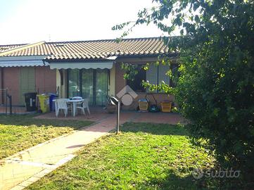 VILLA A SCHIERA A PARMA