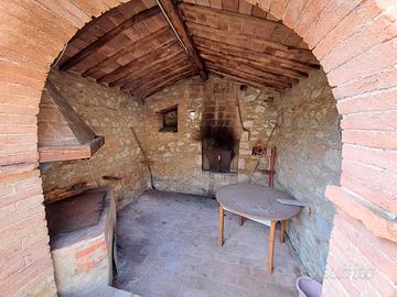 Borgo con 67 ha di terreno Siena