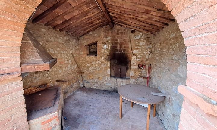 Borgo con 67 ha di terreno Siena