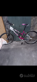 Bicicletta bimba fucsia e nera