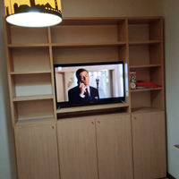 Mobile libreria con ante nella parte inferiore