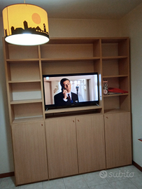 Mobile libreria con ante nella parte inferiore