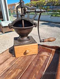 Antico macinino per il caffè