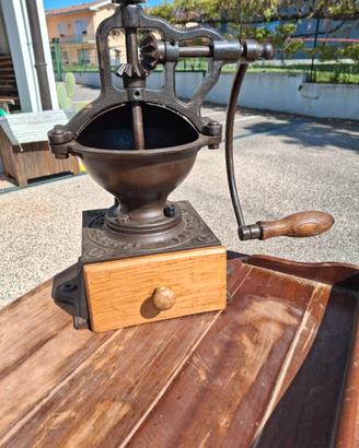 Antico macinino per il caffè