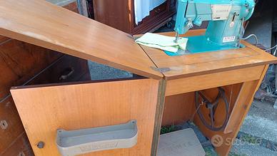 macchina da cucire Singer con lampadina