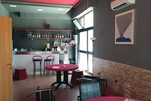 Ampio e luminoso locale