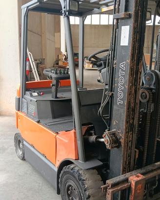 Muletto Toyota 25 S triplex con batterie nuove