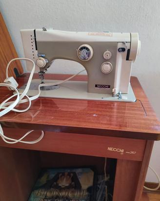 Macchina da cucire Necchi 267 con mobiletto