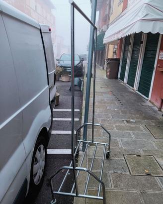 Appendi abiti con ruote e scola bicchieri