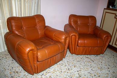 Poltrone e divano in pelle