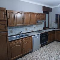 Cucina con elettrodomestici