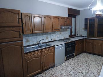 Cucina con elettrodomestici