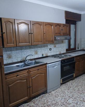 Cucina con elettrodomestici