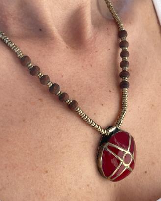 Collana vintage africana etnica con pendente rosso