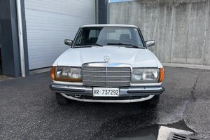 Mercedes-Benz W123 200