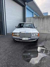 Mercedes-Benz W123 200