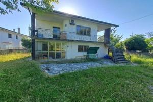 Casa indipendente con ampio giardino