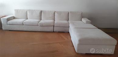 divano angolare con chaise longue