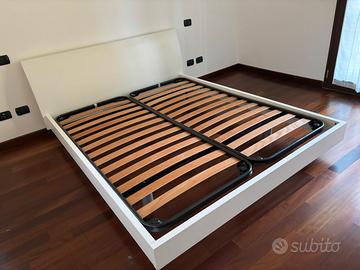 Letto matrimoniale bianco con reti a doghe