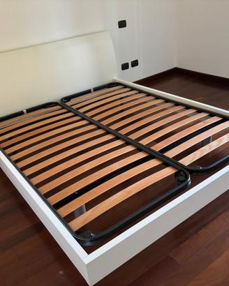 Letto matrimoniale bianco con reti a doghe