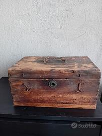 cassetta artigianale in legno. 