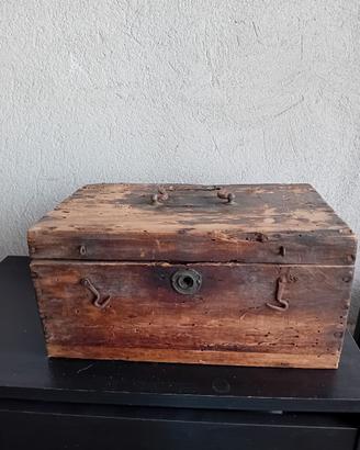 cassetta artigianale in legno. 