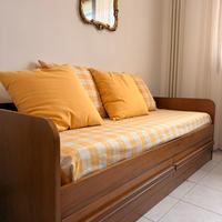 Divano letto in legno con cassettoni