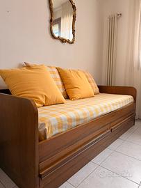 Divano letto in legno con cassettoni