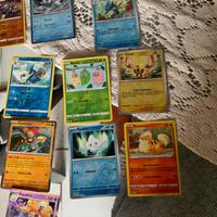 Circa 75 carte pokemon Holo e comuni