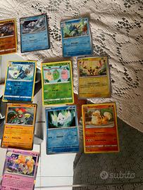 Circa 75 carte pokemon Holo e comuni