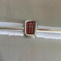 Fregio Fiat d’epoca con baffi