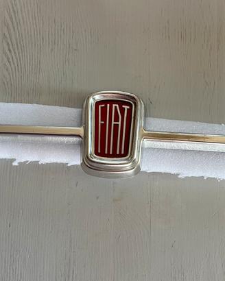 Fregio Fiat d’epoca con baffi