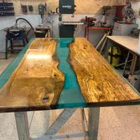 Tavolo in  resina epossidica e legno di ulivo.