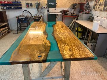 Tavolo in  resina epossidica e legno di ulivo.
