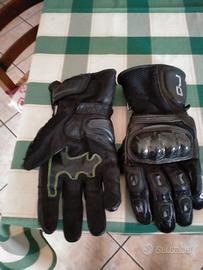 giacca in pelle , guanti e tuta anti pioggia