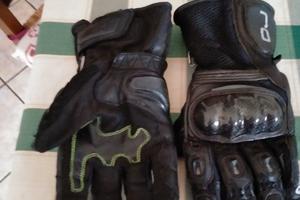 giacca in pelle , guanti e tuta anti pioggia