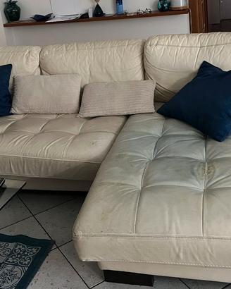 divano in pelle color bianco latte
