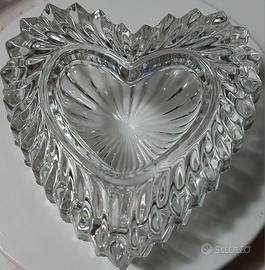 Mini  contenitore a cuore con coperchio.
