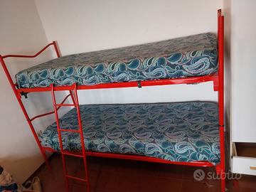 letto castello+materassi+cuscini+coperte