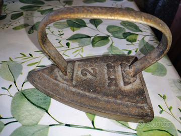 Antico ferro da stiro