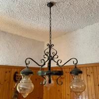 Lampadario in ferro battuto e vetro