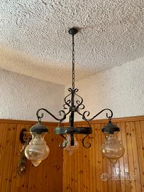 Lampadario in ferro battuto e vetro